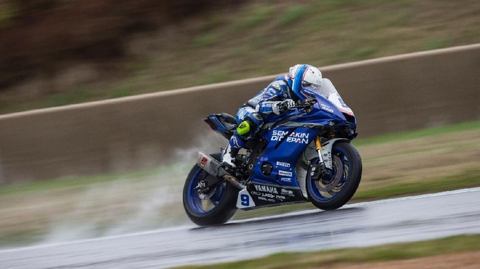 Pebalap Yamaha, Galang Hendra, kini berpengalaman turun di lintasan basah.