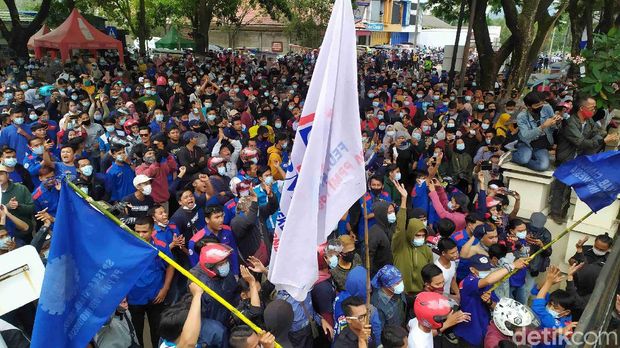 Ribuan buruh yang tergabung dalam aliansi buruh Cianjur kepung Kantor DPRD Cianjur, Selasa (6/10/2020). Massa menolak UU Cipta Kerja yang disahkan.