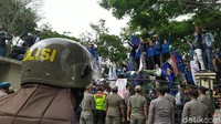 Massa buruh dari berbagai serikat dan industri di Cianjur tiba di depan Kantor DPRD pada pukul 13.20 WIB.