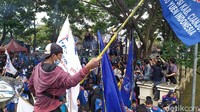 Banyaknya massa aksi dan memadati jalan membuat Jalan KH Abdullah bin Nuh ditutup.