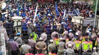 Begini penampakan ribuan massa yang mengepung gedung DPRD Cianjur.
