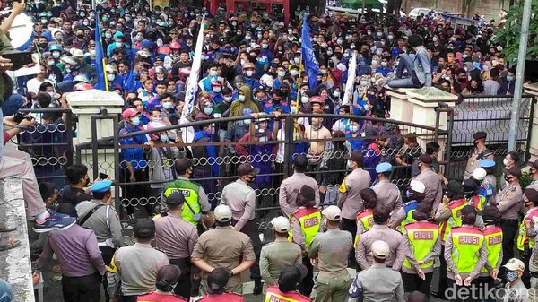 Gedung DPRD Cianjur Dikepung Ribuan Buruh