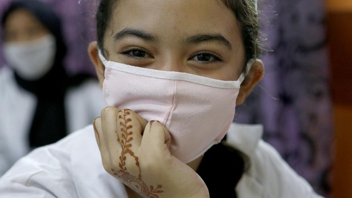 13-year-old student Chaimaa Talaaloute wears a face mask in the classroom at Mansour Eddahbi College in the Derb El Kabir district of the AL Fida prefecture in Casablanca, Morocco, on Monday, Oct. 5, 2020. Today it is the start of the school year in Casablanca, with a delayed start due to the COVID-19 pandemic. (AP Photo/Abdeljalil Bounhar)