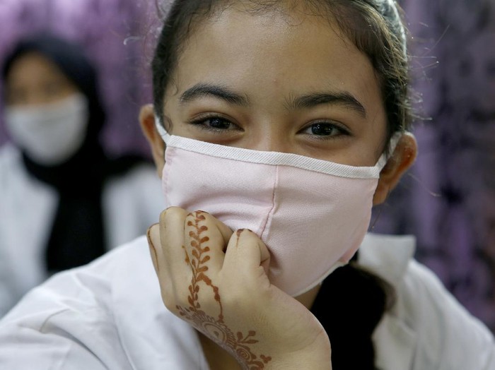 13-year-old student Chaimaa Talaaloute wears a face mask in the classroom at Mansour Eddahbi College in the Derb El Kabir district of the AL Fida prefecture in Casablanca, Morocco, on Monday, Oct. 5, 2020. Today it is the start of the school year in Casablanca, with a delayed start due to the COVID-19 pandemic. (AP Photo/Abdeljalil Bounhar)