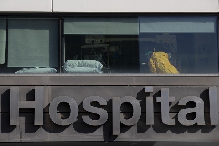 A doctor works at the La Paz hospital in Madrid, Spain, Monday, Oct. 5, 2020. Madrid has been the source of Europes most worrying surge of infections in the ongoing second wave of the pandemic. (AP Photo/Manu Fernandez)