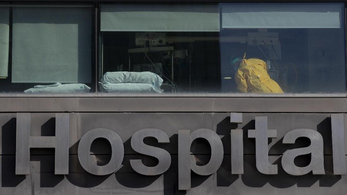 Ilustrasi Rumah Sakit A doctor works at the La Paz hospital in Madrid, Spain, Monday, Oct. 5, 2020. Madrid has been the source of Europes most worrying surge of infections in the ongoing second wave of the pandemic. (AP Photo/Manu Fernandez)