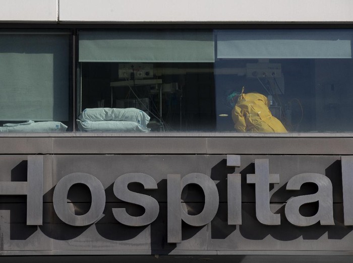 A doctor works at the La Paz hospital in Madrid, Spain, Monday, Oct. 5, 2020. Madrid has been the source of Europes most worrying surge of infections in the ongoing second wave of the pandemic. (AP Photo/Manu Fernandez)