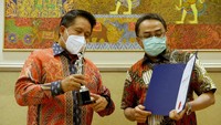 Bank Mandiri dianggap sebagai salah satu perusahaan terbaik untuk bekerja di Indonesia berdasarkan hasil survey kepada sejumlah pekerja tentang keterlibatan aktif pegawai dalam perkembangan bisnis perusahaan dengan metode Total Engagement Assesment Model (TEAM).  Saat ini, jumlah SDM di Bank Mandiri mencapai 38.566 pegawai, dimana lebih dari 70% merupakan generasi milenial.