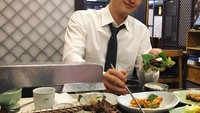 Kalau ini momen Kim Ji Hoon makan malam dengan hidangan Korean BBQ dilengkapi sayuran. Foto: Instagram @jiraishin99