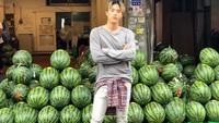 Berpose di depan tumpukan buah semangka berukuran besar, Kim Ji Hoon pasang pose keren dengan gaya santainya. Foto: Instagram @jiraishin99