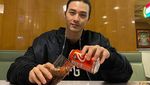 Jadi Psikopat di Flower of Evil, Ini Gaya Santai Kim Ji Hoon Saat Ngopi