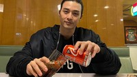 Pemeran Flower Boys Next Door ini juga tak bisa lepas dari minuman bersoda. Dari semuanya ia paling suka dengan Coca-Cola dan Sprite. Foto: Instagram @jiraishin99