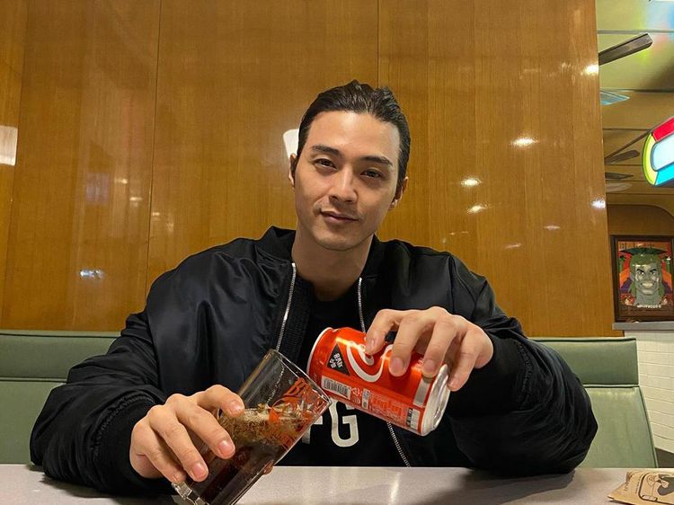 Jadi Psikopat di Flower of Evil, Ini Gaya Santai Kim Ji Hoon Saat Ngopi