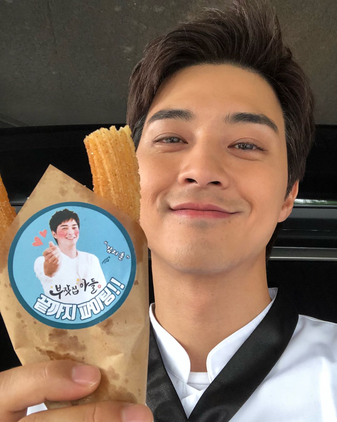 Jadi Psikopat di 'Flower of Evil', Ini Gaya Santai Kim Ji Hoon Saat Ngopi