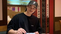 Tampil awet muda di usianya yang menginjak 39 tahun, Kim Ji Hoon sering unggah momennya saat kulineran. Mulai dari makan malam sampai acara ngopi-ngopi. Foto: Instagram @jiraishin99