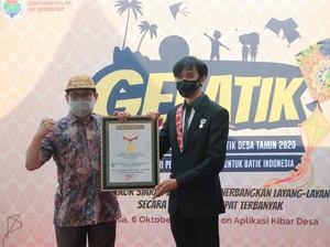 Terbangkan Ratusan Layang-layang Batik, Kemendes Pecahkan Rekor Dunia