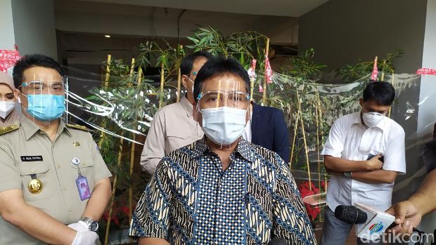 Ketum Perhimpunan Hotel dan Restoran Indonesia (PHRI) Hariyadi Sukamdani (tengah) (Luqman Nurhadi Arunanta/detikcom)