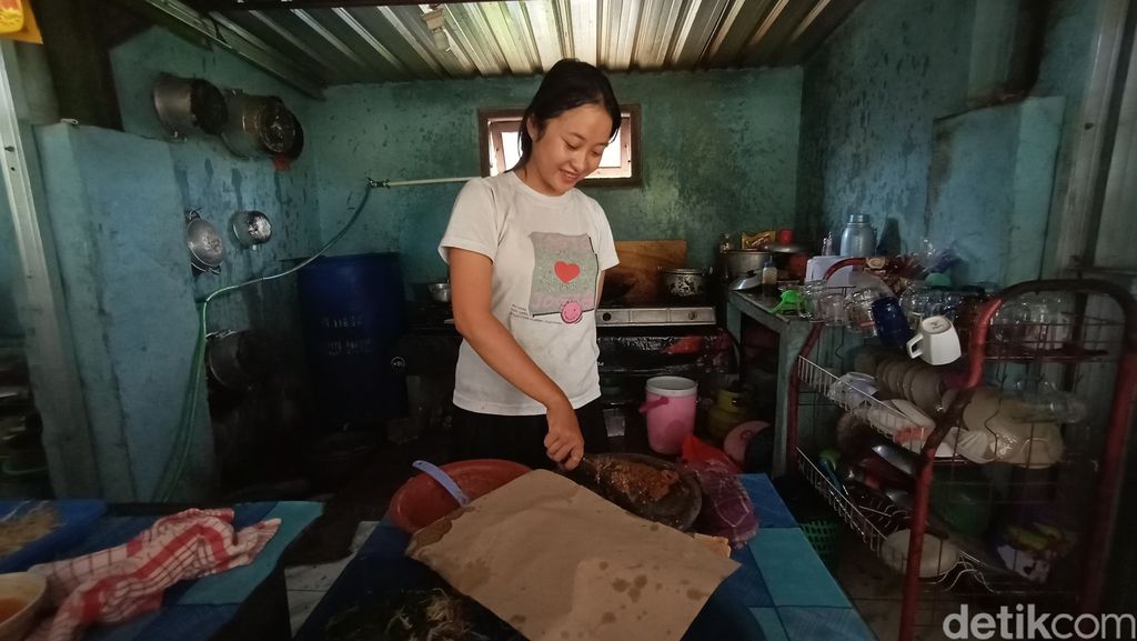 Kisah Mahasiswi yang Jadi Penjual Makanan Demi Bantu Keluarga