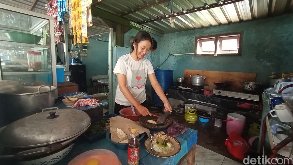 Kisah Mahasiswi yang Jadi Penjual Makanan Demi Bantu Keluarga