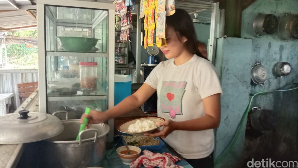 Kisah Mahasiswi yang Jadi Penjual Makanan Demi Bantu Keluarga