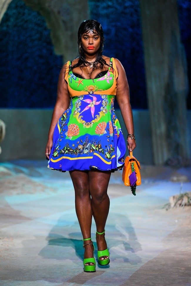 Fashion show koleksi terbaru Versace di Milan Womens Fashion Week, Milan, Italia, 25 September 2020. Tiga model plus size ikut memamerkan koleksi Versace ini.  (Photo by Handout/Versace Press Office via Getty Images)