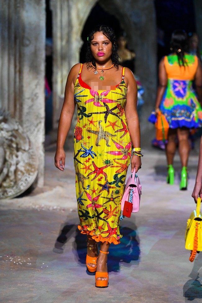 Fashion show koleksi terbaru Versace di Milan Womens Fashion Week, Milan, Italia, 25 September 2020. Tiga model plus size ikut memamerkan koleksi Versace ini. (Photo by Handout/Versace Press Office via Getty Images)