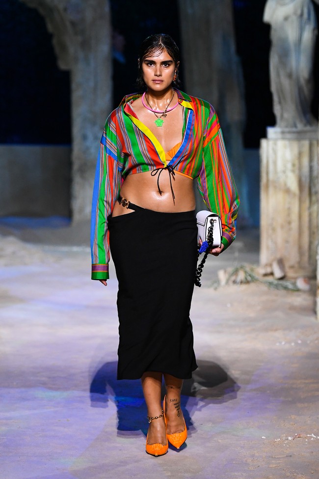 Fashion show koleksi terbaru Versace di Milan Womens Fashion Week, Milan, Italia, 25 September 2020. Tiga model plus size ikut memamerkan koleksi Versace ini.  (Photo by Handout/Versace Press Office via Getty Images)