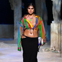 Fashion show koleksi terbaru Versace di Milan Womens Fashion Week, Milan, Italia, 25 September 2020. Tiga model plus size ikut memamerkan koleksi Versace ini.  (Photo by Handout/Versace Press Office via Getty Images)
