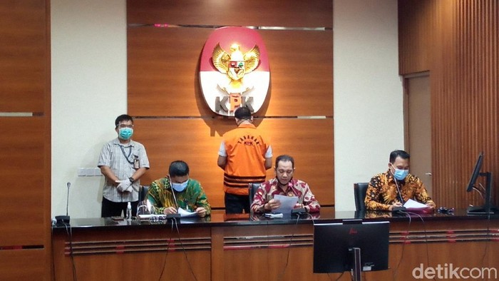KPK menetapkan Kasubbag Keuangan PUPR Lampung Selatan periode 2015-2017 Syahroni (SY) sebagai tersangka baru kasus dugaan suap eks Bupati Lampung Selatan Zainudin Hasan (Kadek Melda/detikcom)