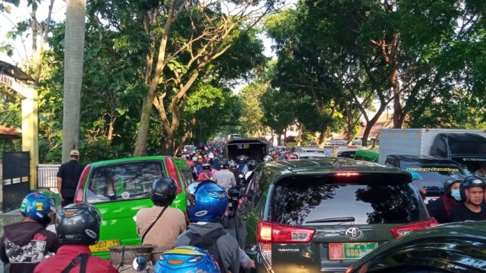 Lalin Cianjur-Bandung macet parah.