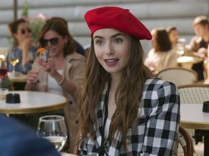 Emily in Paris: Benturan Budaya Pemicu Inspirasi Segar