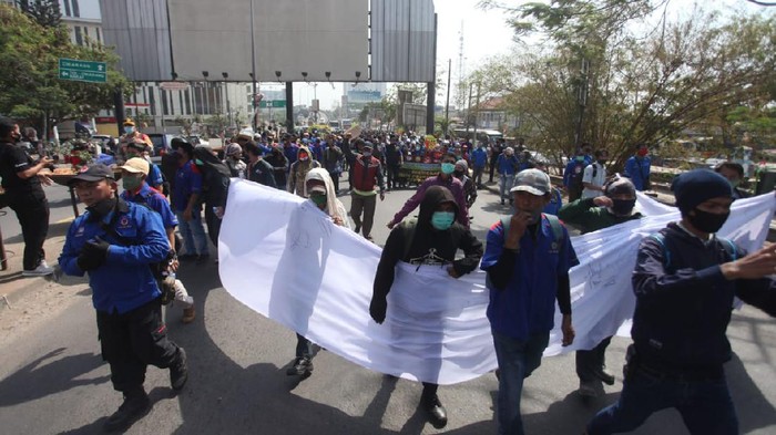 Long march buruh yang hendak ke DPRD Kabupaten Bekasi