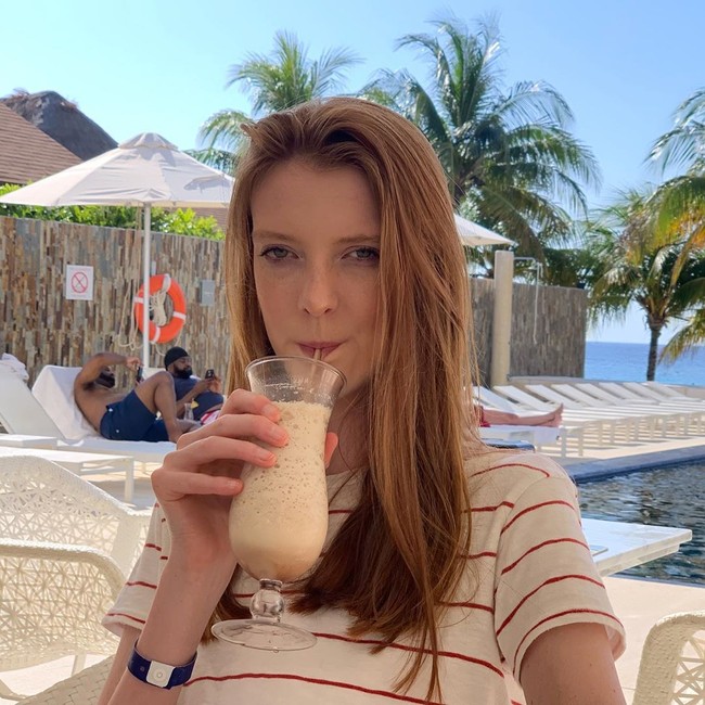 Walau punya kaki terpanjang, untuk memecahkan rekor sebagai orang tertinggi ia harus tumbuh lagi. Kini rekor wanita tertinggi dipegang oleh Sun Fang dari China yang tingginya 7 kaki 3 inci atau 2,2 meter.  Foto: Instagram @_maci.currin_