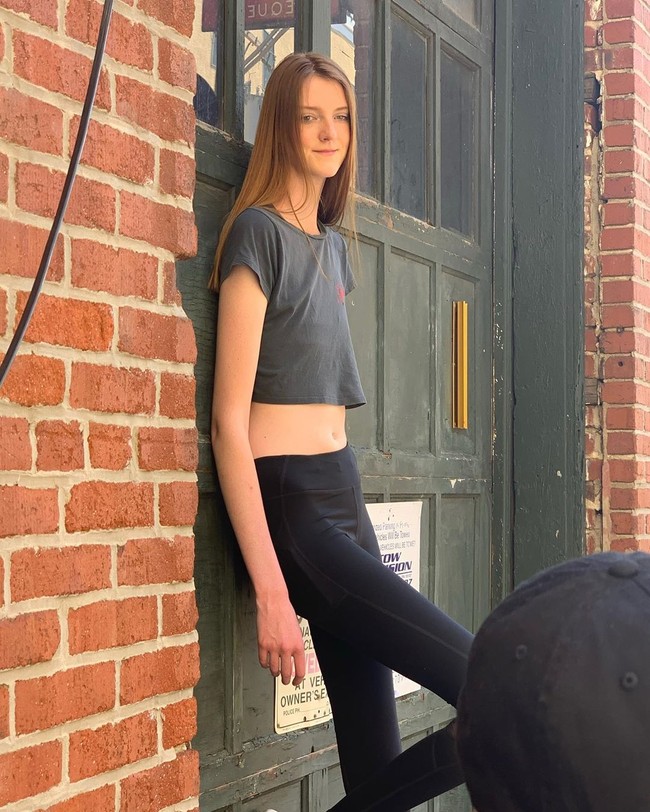 Maci  Currin adalah remaja berusia 17 tahun yang tinggi badannya mengalahkan kebanyakan orang, termasuk pemegang rekor wanita dengan kaki terpanjang. Punya tinggi badan 6 kaki 10 inci atau lebih dari 2 meter, panjang kakinya pun mencapai 1,34 meter. Foto: Instagram @_maci.currin_