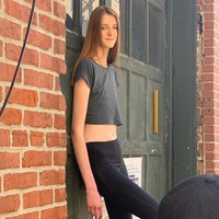 Maci  Currin adalah remaja berusia 17 tahun yang tinggi badannya mengalahkan kebanyakan orang, termasuk pemegang rekor wanita dengan kaki terpanjang. Punya tinggi badan 6 kaki 10 inci atau lebih dari 2 meter, panjang kakinya pun mencapai 1,34 meter. Foto: Instagram @_maci.currin_