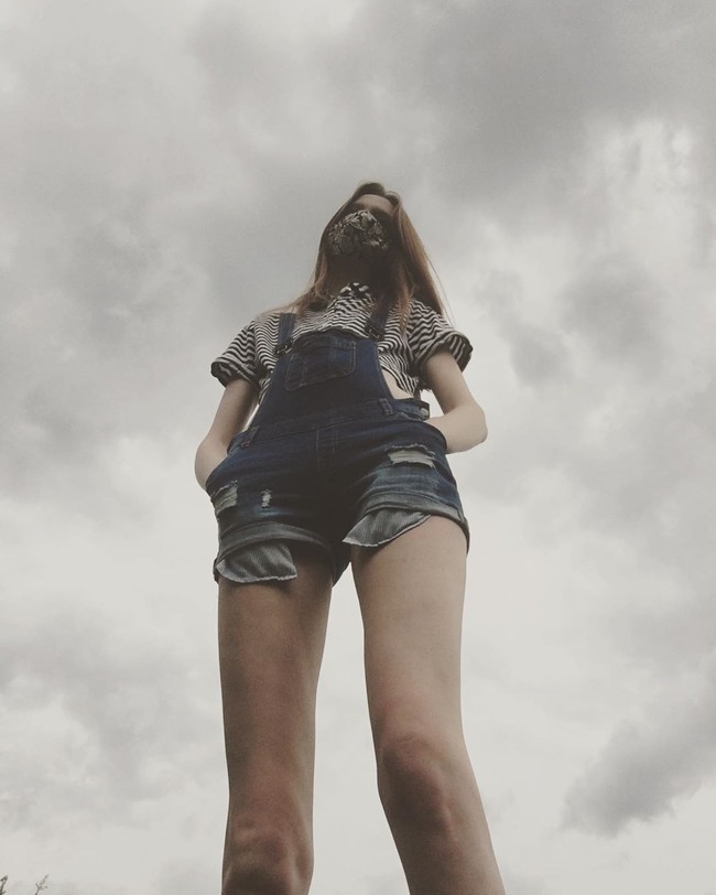 Sejak kecil ternyata Maci  Currin sudah lahir dengan tubuh lebih tinggi daripada kebanyakan bayi yakni 19 inci atau sekitar 48 cm. Ia pun selalu tumbuh menjadi anak yang lebih tinggi dan sudah mencapai 170 cm di usia sembilan tahun.    Foto: Instagram @_maci.currin_