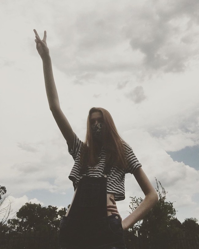 Tentunya ada banyak dampak negatif punya kaki yang panjang, misalnya kepala terbentur ketika berjalan melewati pintu, masuk ke dalam mobil, mencari baju yang pas. (Tapi) jangan bersembunyi, terima saja, ungkap Maci dilansir Dailymail. Foto: Instagram @_maci.currin_