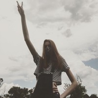 Tentunya ada banyak dampak negatif punya kaki yang panjang, misalnya kepala terbentur ketika berjalan melewati pintu, masuk ke dalam mobil, mencari baju yang pas. (Tapi) jangan bersembunyi, terima saja, ungkap Maci dilansir Dailymail. Foto: Instagram @_maci.currin_