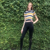 Remaja asal Texas, Amerika Serikat ini dikatakan mengalahkan pebasket Rusia Ekaterina Lisina yang punya kaki sepanjang 4 kaki 4 inci atau 1,32 meter. Tampaknya Maci bisa menjadi orang terbaru yang masuk rekor Guiness. Foto: Instagram @_maci.currin_