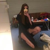 Maci pun menjadi satu-satunya orang di keluarganya yang punya tinggi menjulang. Dalam akun Instagram-nya Maci menunjukkan bahwa ia percaya diri dengan kelebihan itu. Ia menulis Jadilah diri sendiri. Semua orang sudah diambil, hingga Percaya diri adalah kunci,   Foto: Instagram @_maci.currin_