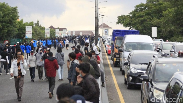 Satu jam sudah ribuan mahasiswa menduduki jalan layang (fly over) Pasupati di Kota Bandung, Selasa (5/6/2020) sore. Mereka mulai menutup jalan dari mulut Pasupati yang mengarah ke Jalan Pasteur.
