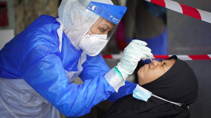 Otoritas Malaysia melaporkan 432 kasus COVID-19 baru pada hari Senin (5/10/2020). Angka ini adalah lonjakan kasus infeksi harian terbesar di negara itu.