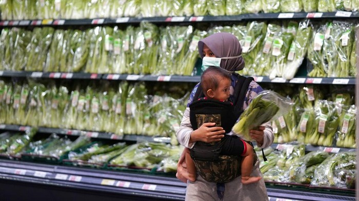 Malaysia Catat Lonjakan Corona Harian Terbesar Otoritas Malaysia melaporkan 432 kasus COVID-19 baru pada hari Senin (5/10/2020). Angka ini adalah lonjakan kasus infeksi harian terbesar di negara itu.
