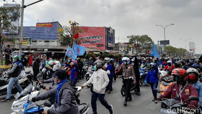 Masa Buruh melakukan aksi unjuk rasa di Depan Kantor Bupati Bekasi