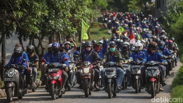 Ratusan buruh di Cikarang, Jawa Barat, turun ke jalan menolak pengesahan Omnibus Law. Mereka melakukan aksi konvoi dorong motor.