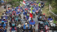 Dengan mengendarai sepeda motor mereka kompak keliling kawasan Cikarang.