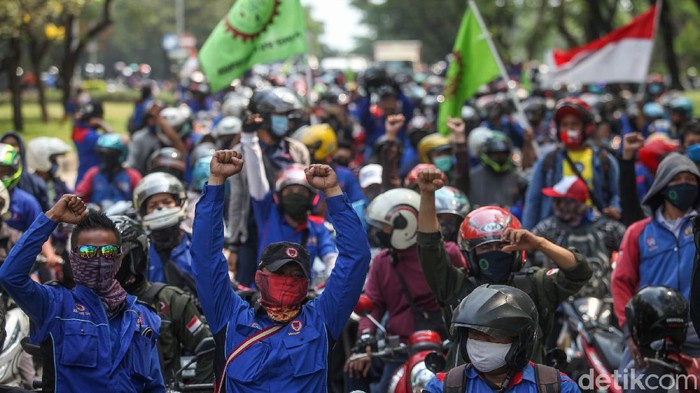 Ratusan buruh di Cikarang, Jawa Barat, turun ke jalan menolak pengesahan Omnibus Law. Mereka melakukan aksi konvoi dorong motor.