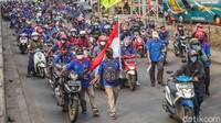 Mereka juga sempat menggelar aksi dorong motor bentuk protesnya terhadap DPR dan Pemerintah terkait Omnibus Law.