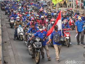 Puluhan Ribu Buruh Konvoi Menuju Gedung DPRD Purwakarta