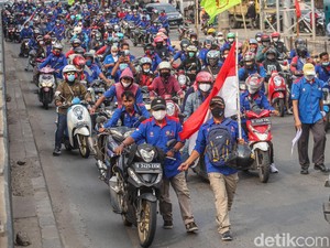 Puluhan Ribu Buruh Konvoi Menuju Gedung DPRD Purwakarta